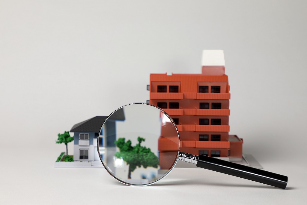 家の模型と虫眼鏡